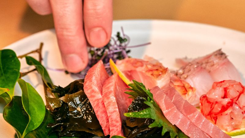 Sashimis de poisson frais et herbes